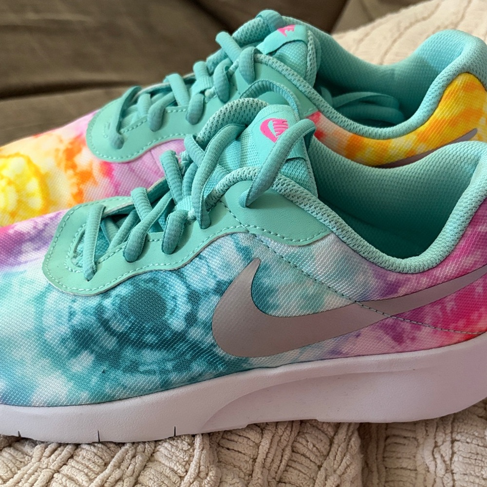 Nike Big Kids' Tie-Dye Tanjun running Sneakers